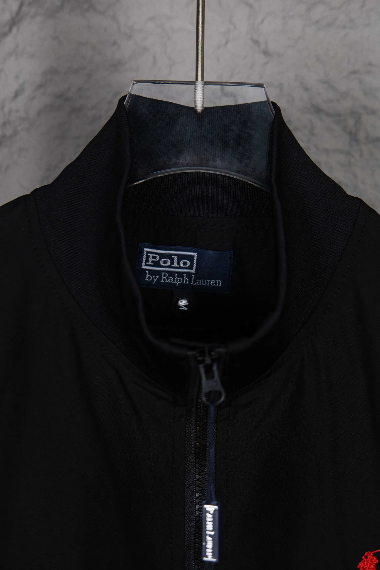 P350 Ralh Lauren men's old money style veteran stand collar workwear Harrington jacket. Ralh Lauren has gone crazy this year. The upper body of major Internet celebrities. The fabric has a double-layer shin feel and is full of weight! It's not as heavy as a regular jacket, and the ordinary cotton material feels really different. This one is super comfortable, soft and stylish, and has a green plaid interior that has a retro movie fashion feel! The fit is loose but not baggy. The size is just right and not too picky. The dropped shoulder design modifies the shoulder shape without making it look bulky. This silhouette is a style that will never go out of style after being worn for a long time. The upper body is also very durable and recognizable. The loose and reasonable fit can be worn by both men and women, making it easy to create a clean and refreshing youthful look. The embroidery on the chest is all German Oman embroidery fiber with original data. The embroidery process is very particular. It uses Japanese Tajima machines to ensure the embroidery is exquisite and three-dimensional. That is what I said is different from the ones on the market. Regarding the workmanship, the version is a loose version and can be used by boys and girls!! Color: black, navy, size: S-XL